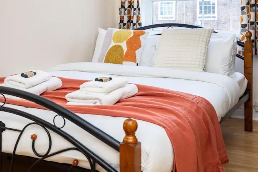 شقة Tranquil 1Br In South Bank With Onsite Parking لندن المظهر الخارجي الصورة