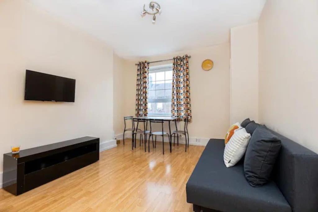 شقة Tranquil 1Br In South Bank With Onsite Parking لندن المظهر الخارجي الصورة