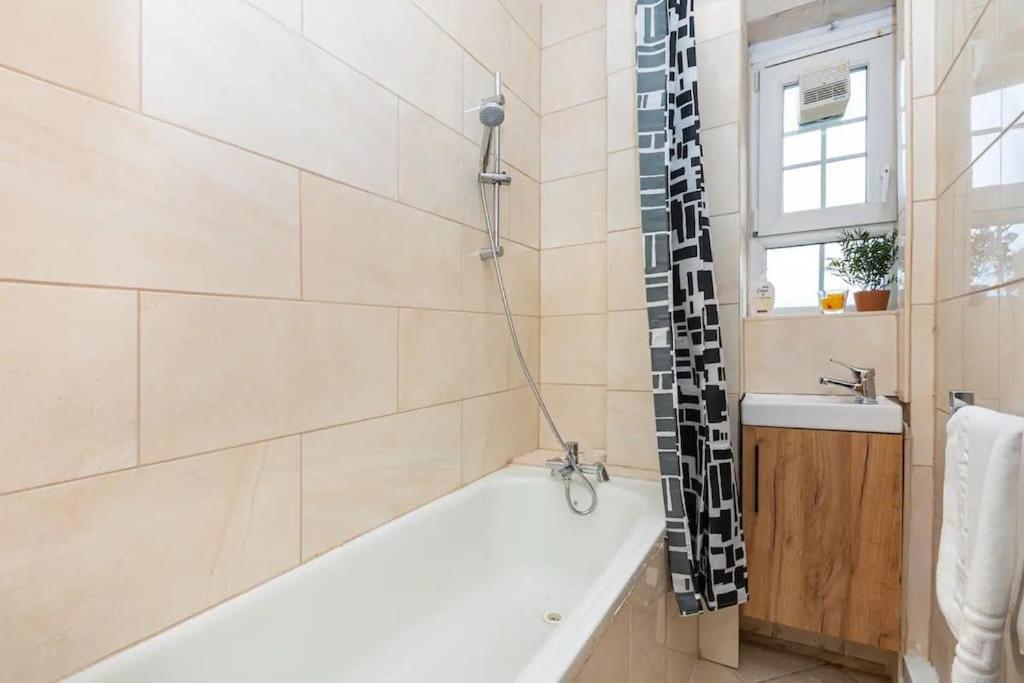 شقة Tranquil 1Br In South Bank With Onsite Parking لندن المظهر الخارجي الصورة